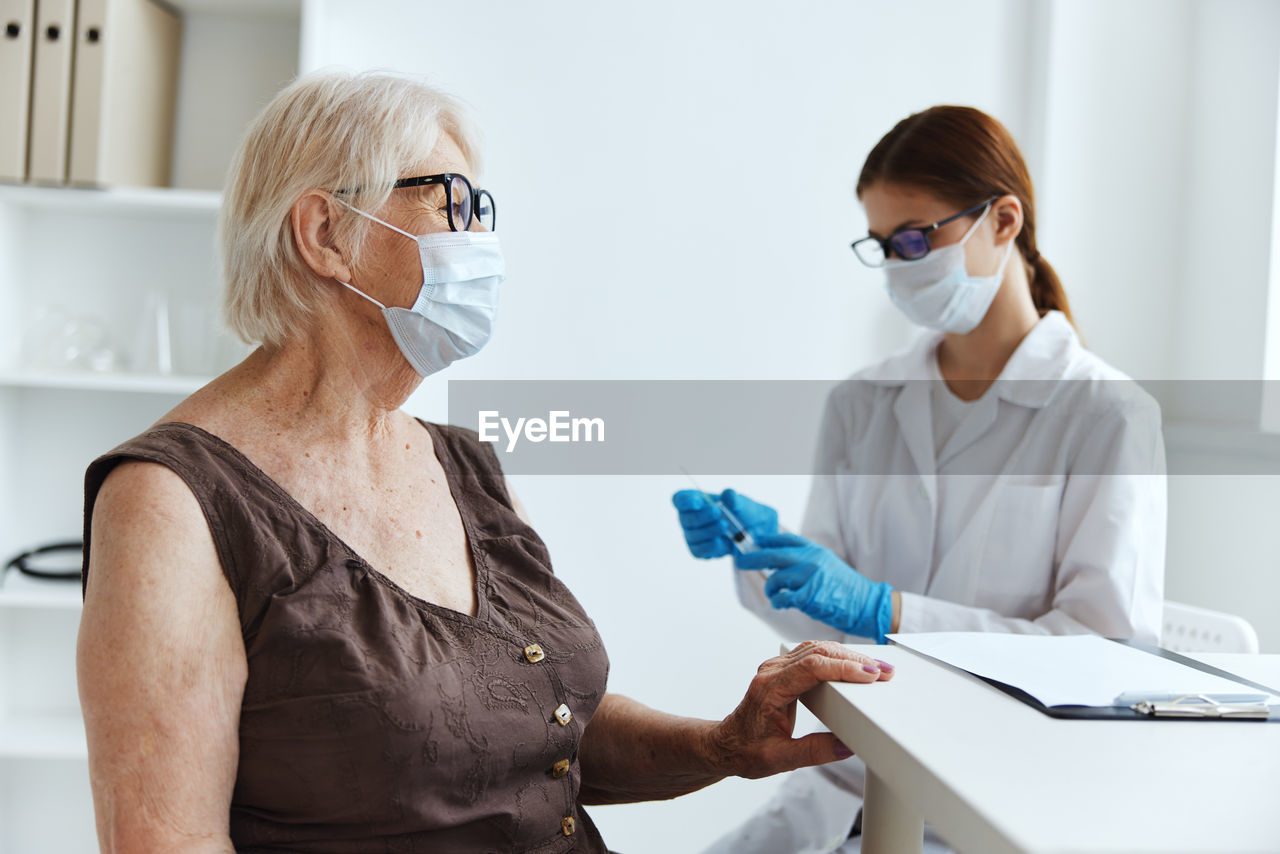 MIDSECTION OF WOMAN WORKING IN THE ROOM