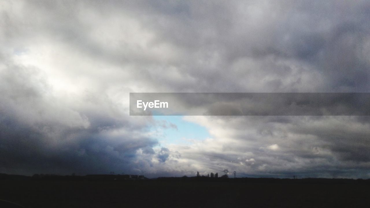 IDYLLIC SHOT OF SILHOUETTE LANDSCAPE AGAINST SKY