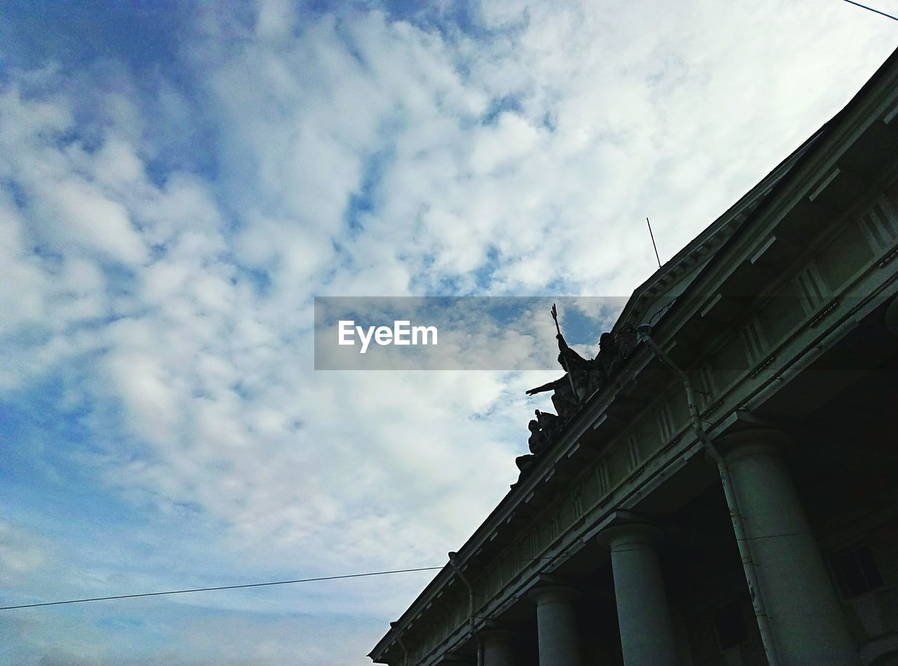 LOW ANGLE VIEW OF BUILT STRUCTURE AGAINST CLOUDY SKY