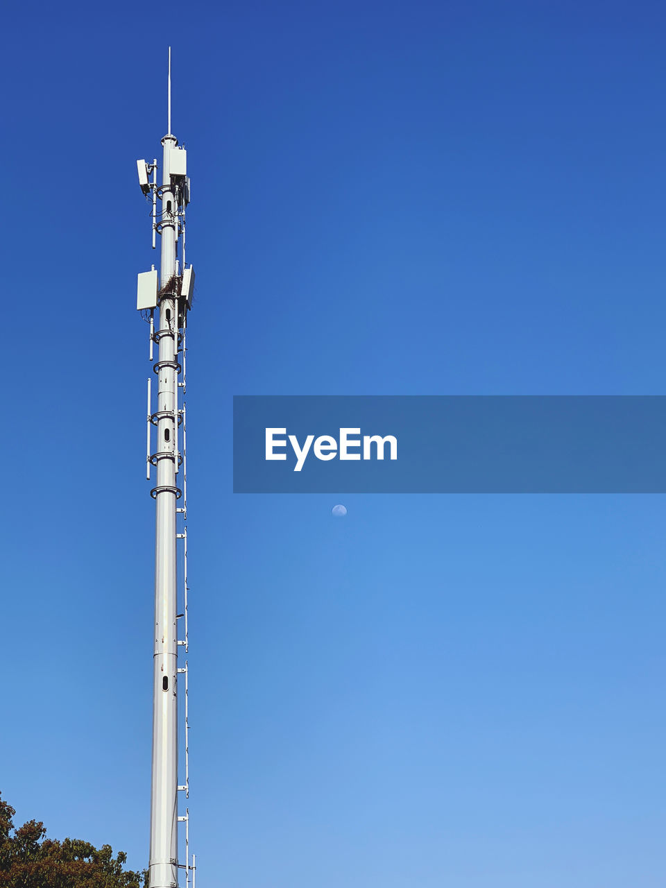 LOW ANGLE VIEW OF COMMUNICATIONS TOWER AGAINST CLEAR SKY