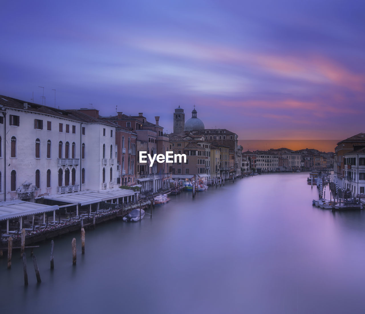 VIEW OF BUILDINGS AT WATERFRONT