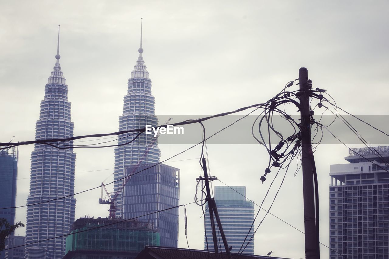 LOW ANGLE VIEW OF BUILDINGS AGAINST SKY