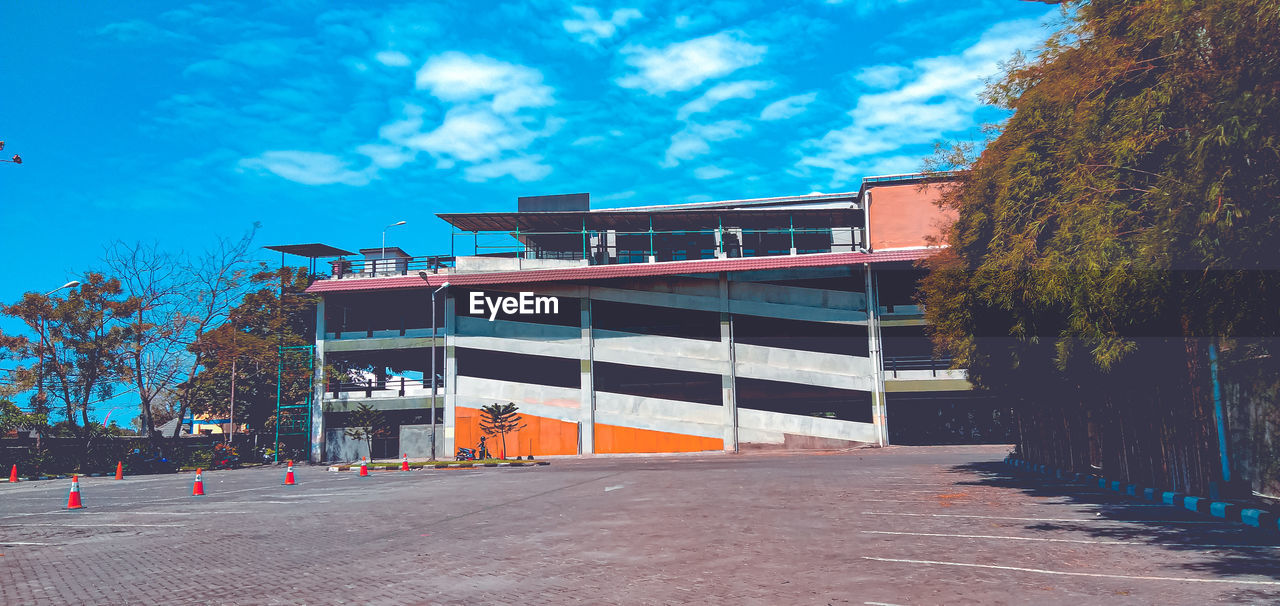 LOW ANGLE VIEW OF EMPTY BUILDING AGAINST SKY