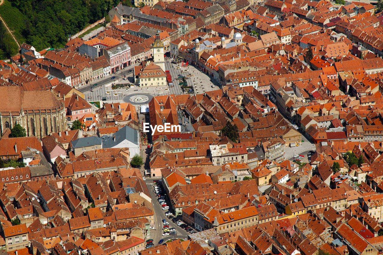 HIGH ANGLE VIEW OF BUILDINGS IN TOWN