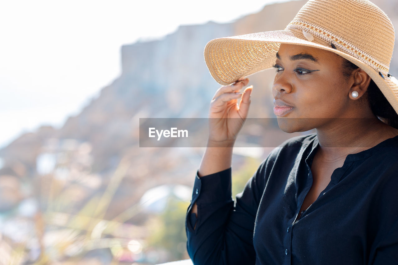 Portrait of beautiful african american model girl in stylish sun hat. fashion black woman 