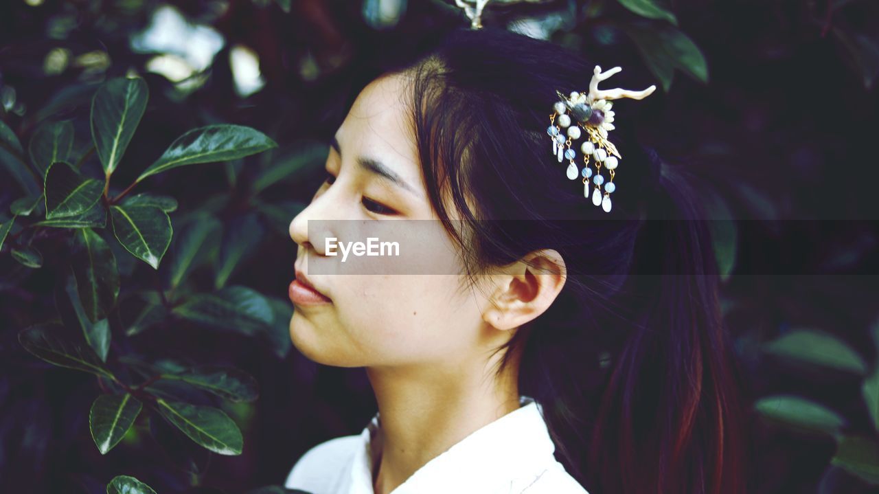 PORTRAIT OF YOUNG WOMAN LOOKING AWAY