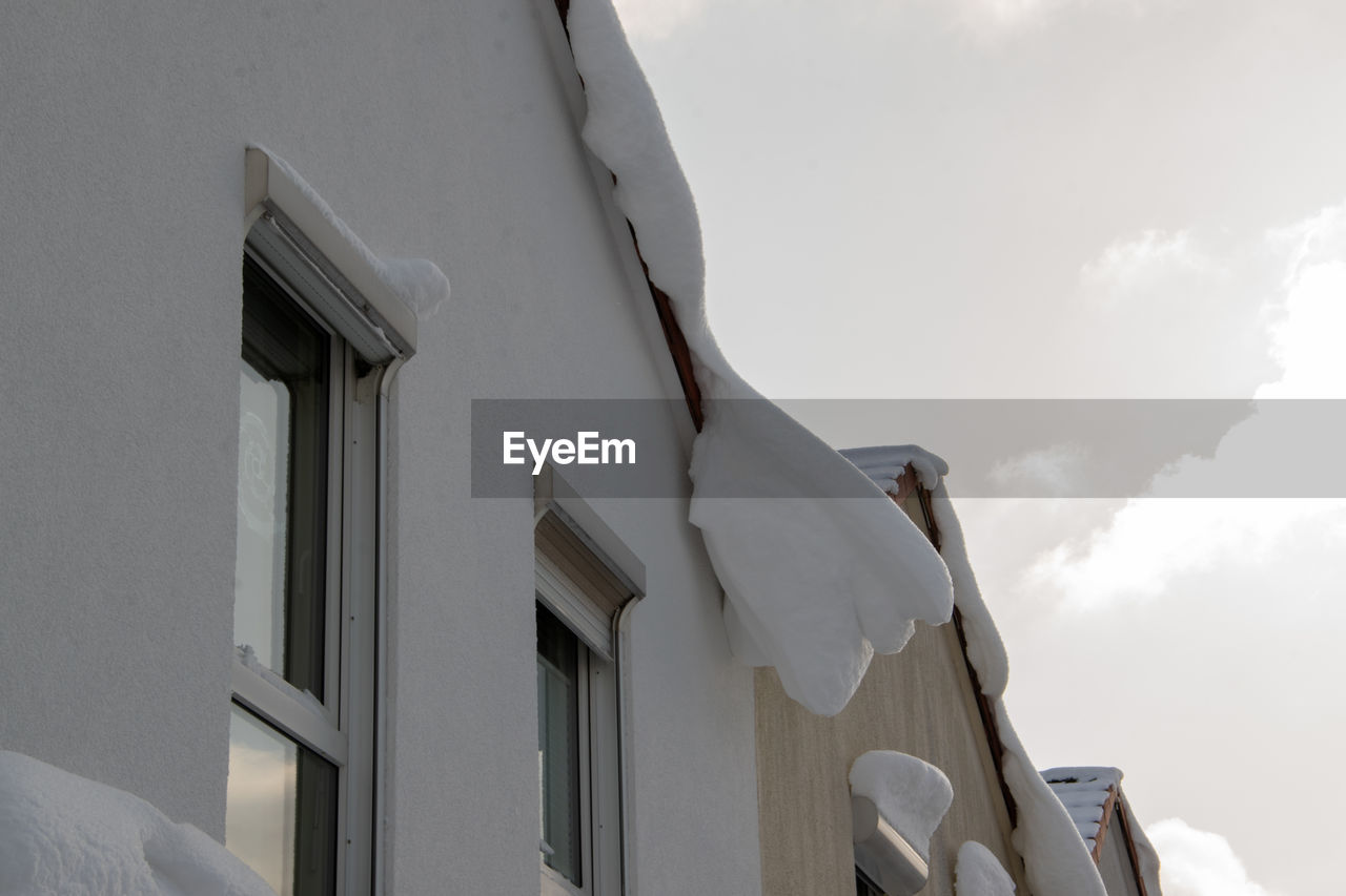 LOW ANGLE VIEW OF BUILDINGS AGAINST SKY