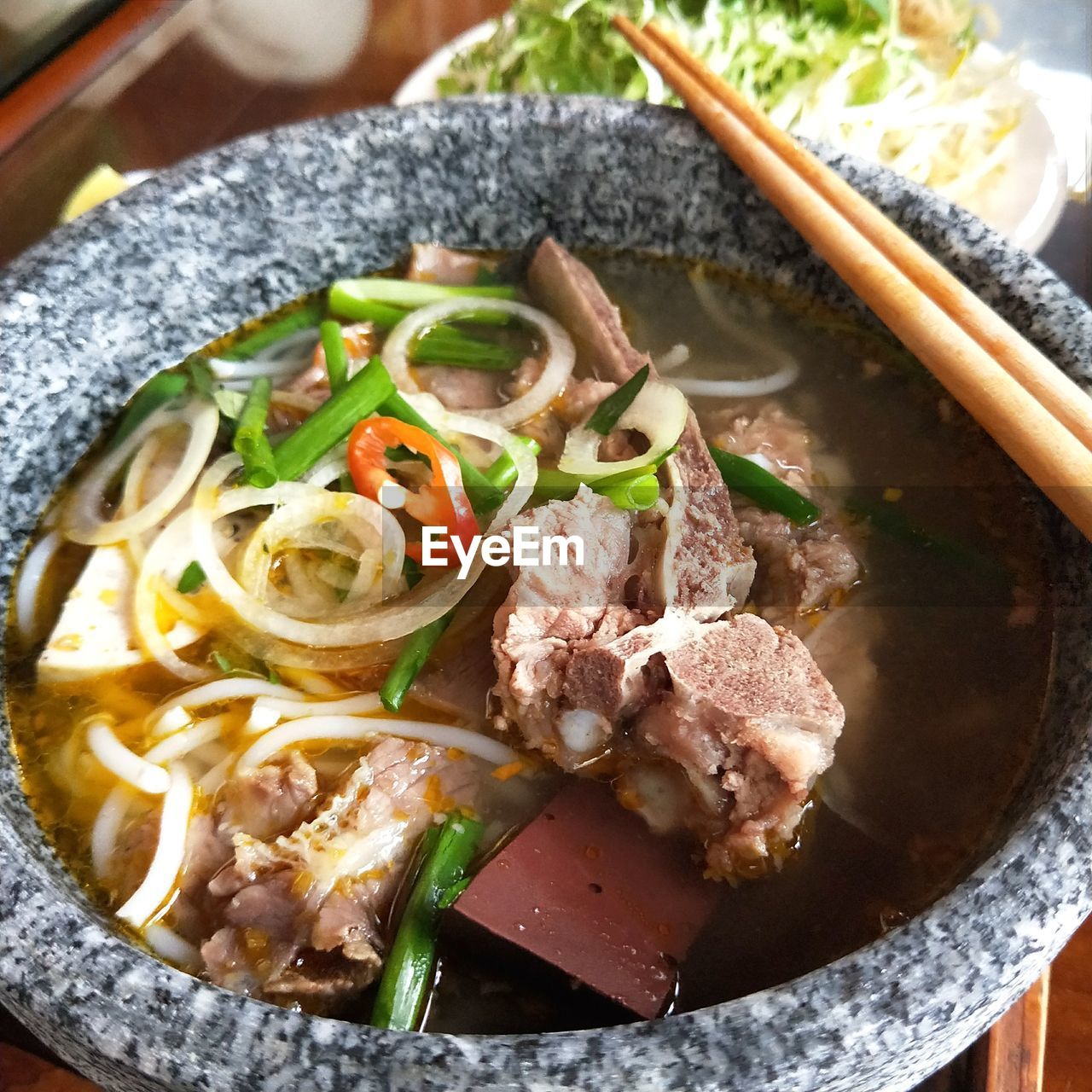 HIGH ANGLE VIEW OF MEAT IN BOWL