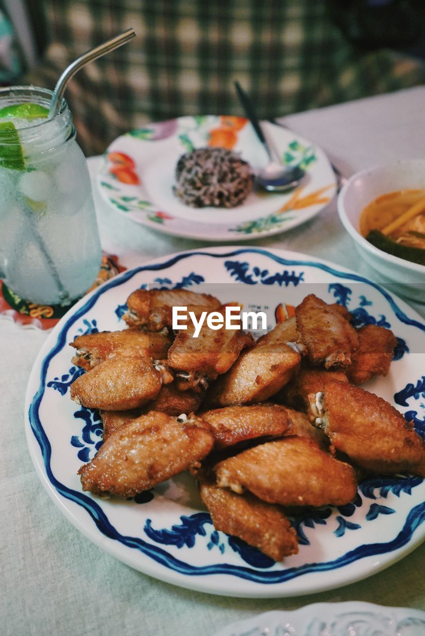 HIGH ANGLE VIEW OF FOOD ON TABLE