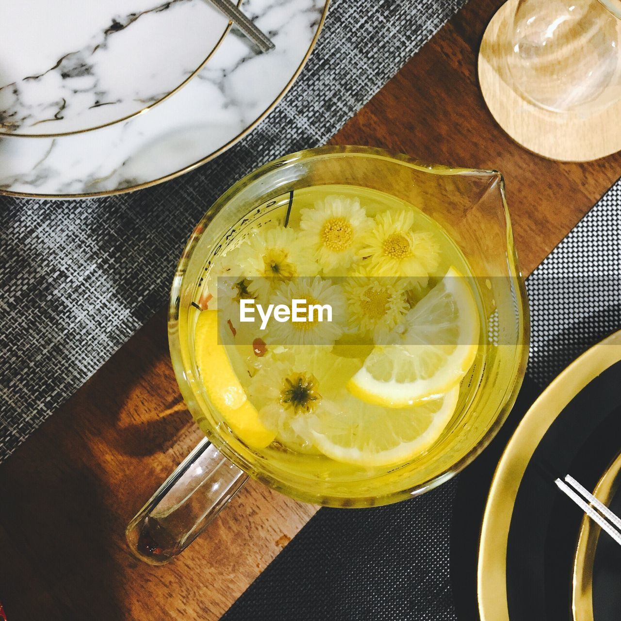 HIGH ANGLE VIEW OF LEMON ON TABLE