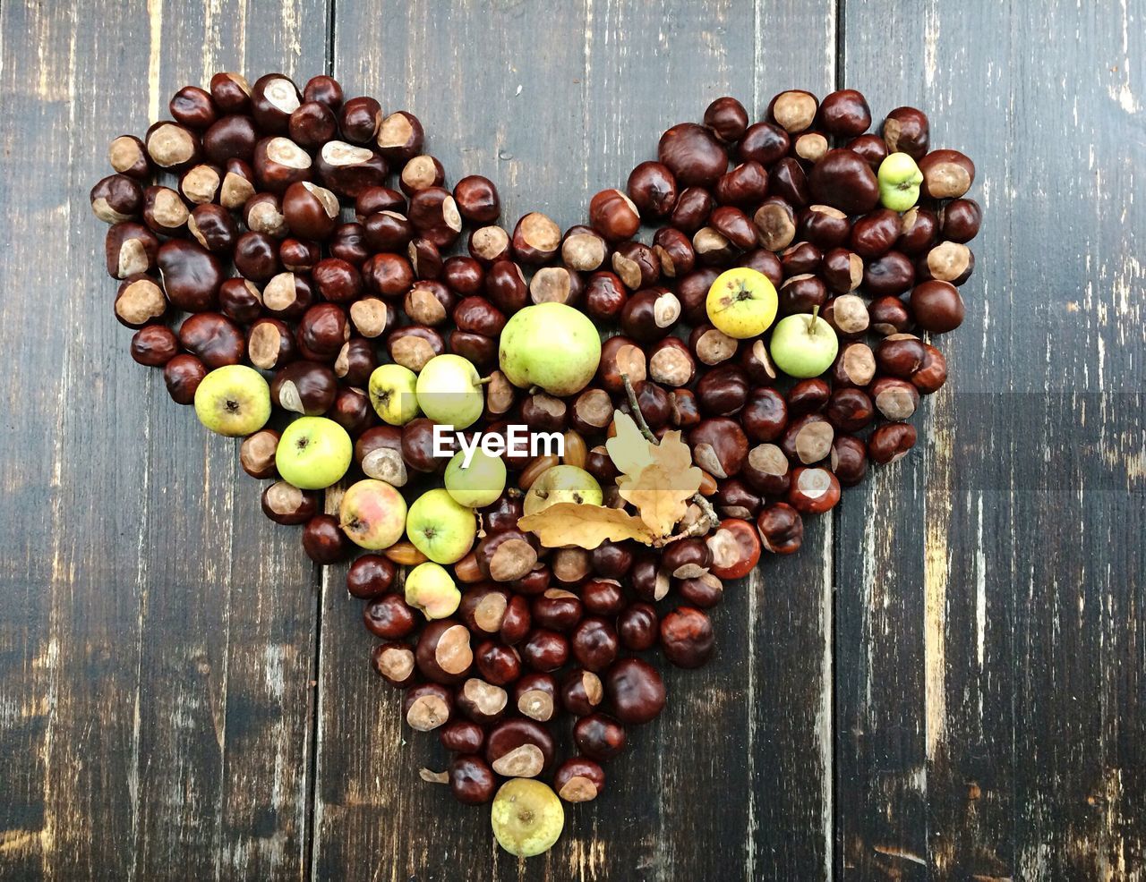 HIGH ANGLE VIEW OF BERRIES ON WOODEN TABLE