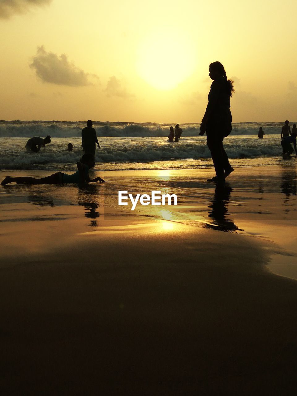 SILHOUETTE WOMAN ON BEACH DURING SUNSET