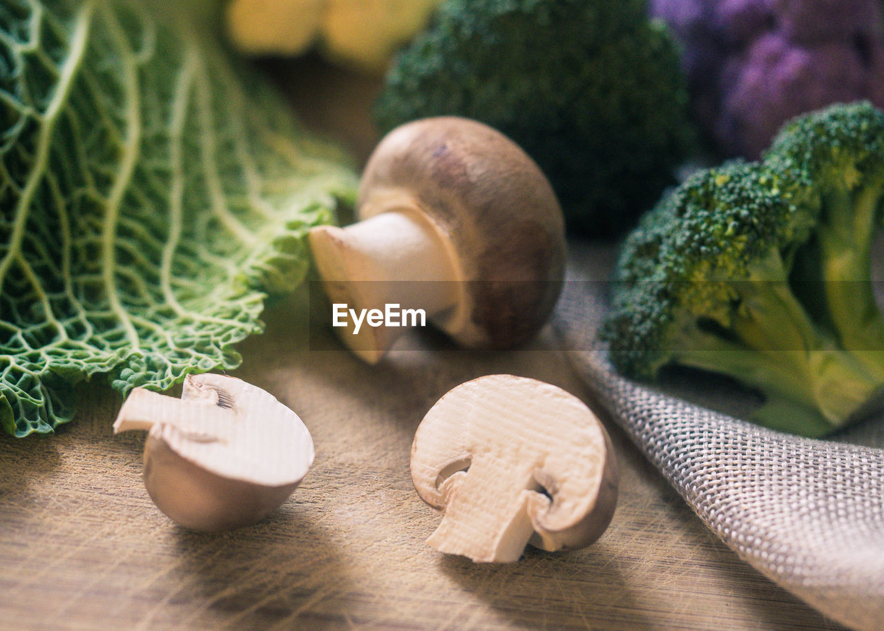 CLOSE-UP OF VEGETABLES AND BREAD ON TABLE