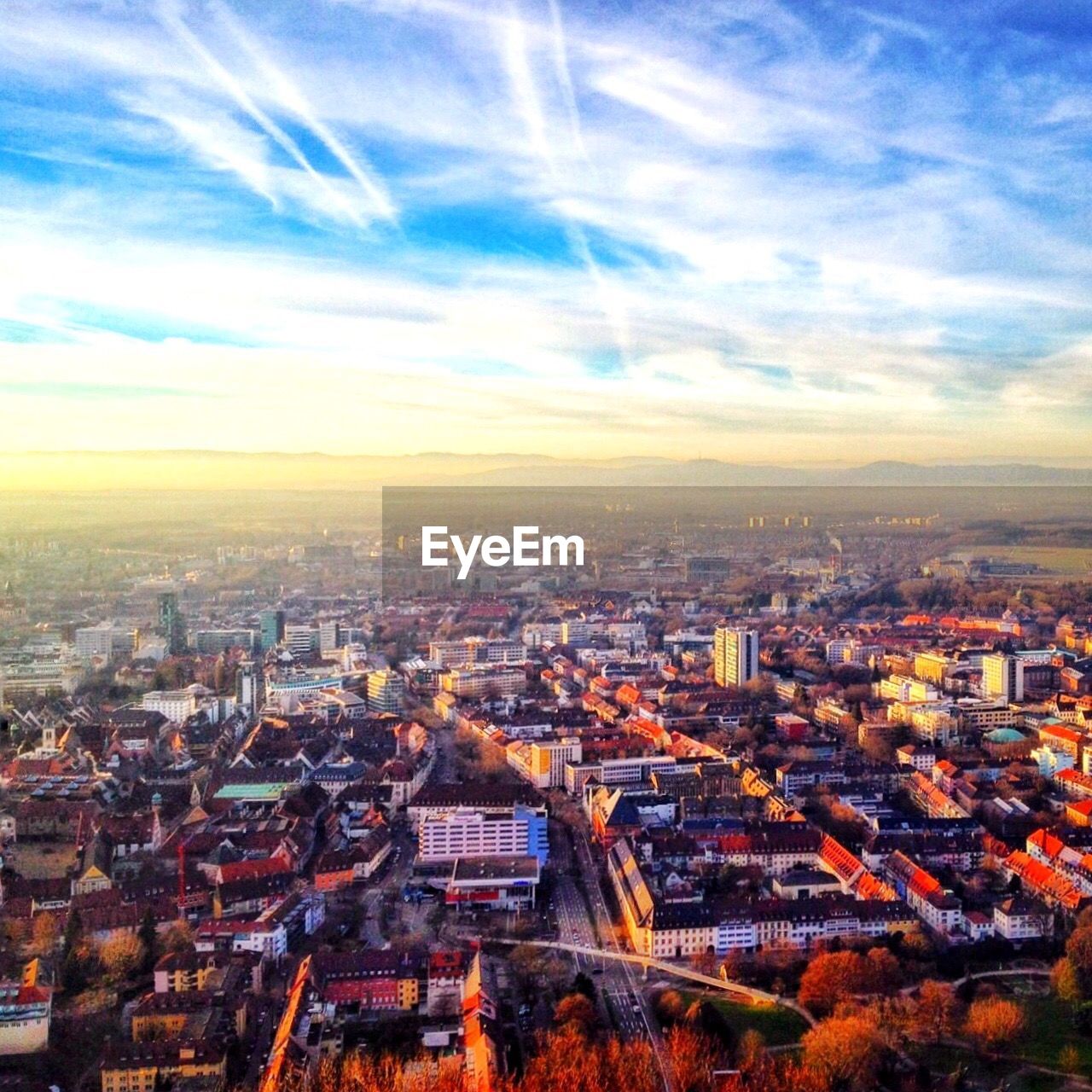 HIGH ANGLE VIEW OF CITYSCAPE AGAINST SKY