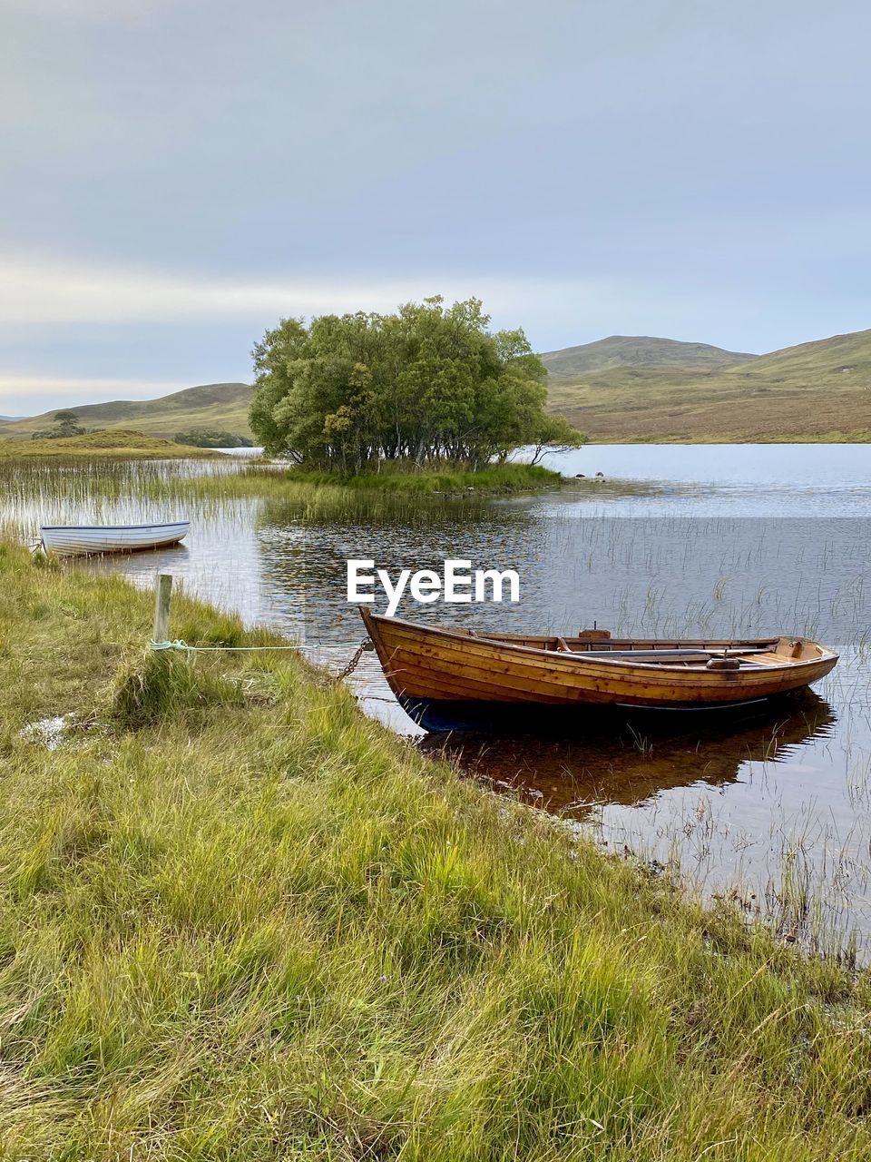 Fidhing boats on loch