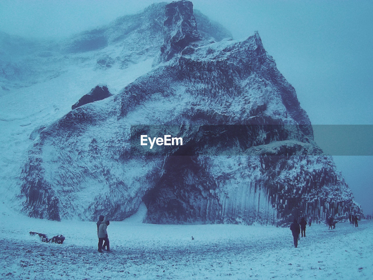 SCENIC VIEW OF SNOWCAPPED FIELD AGAINST SKY DURING WINTER