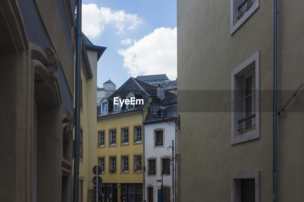 LOW ANGLE VIEW OF BUILDINGS AGAINST SKY