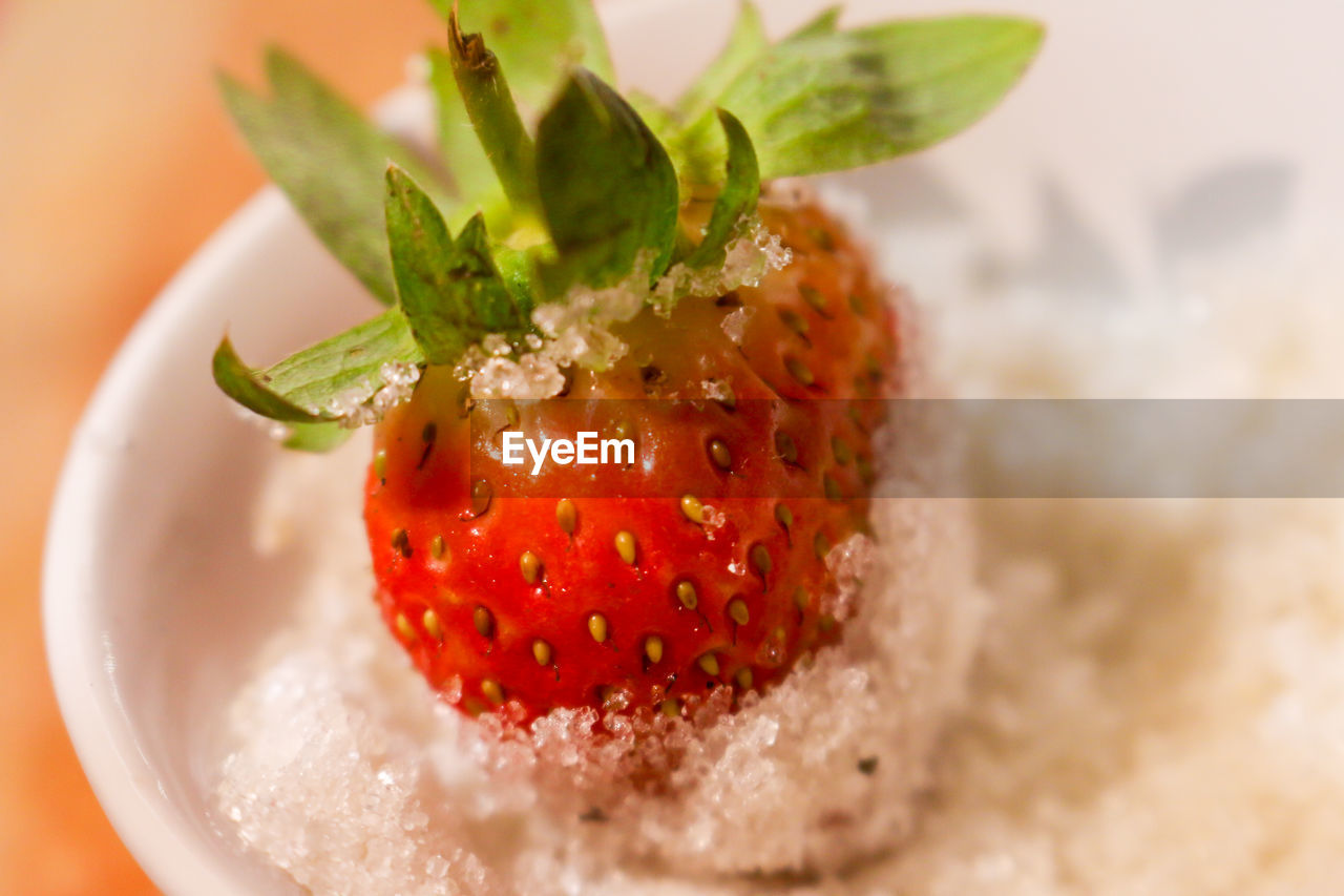 CLOSE-UP OF STRAWBERRY ON PLATE