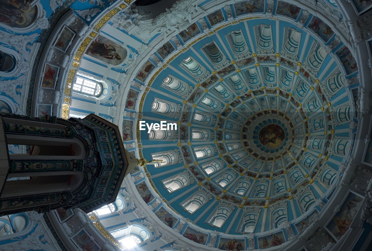 LOW ANGLE VIEW OF DOME OF BUILDINGS