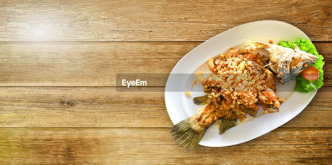HIGH ANGLE VIEW OF FOOD ON TABLE
