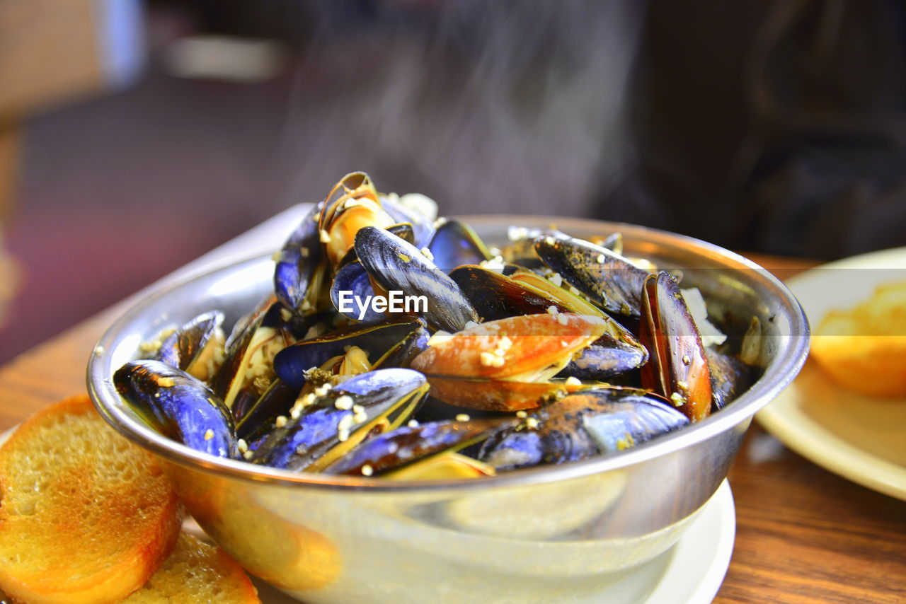 CLOSE-UP OF PRAWNS IN BOWL