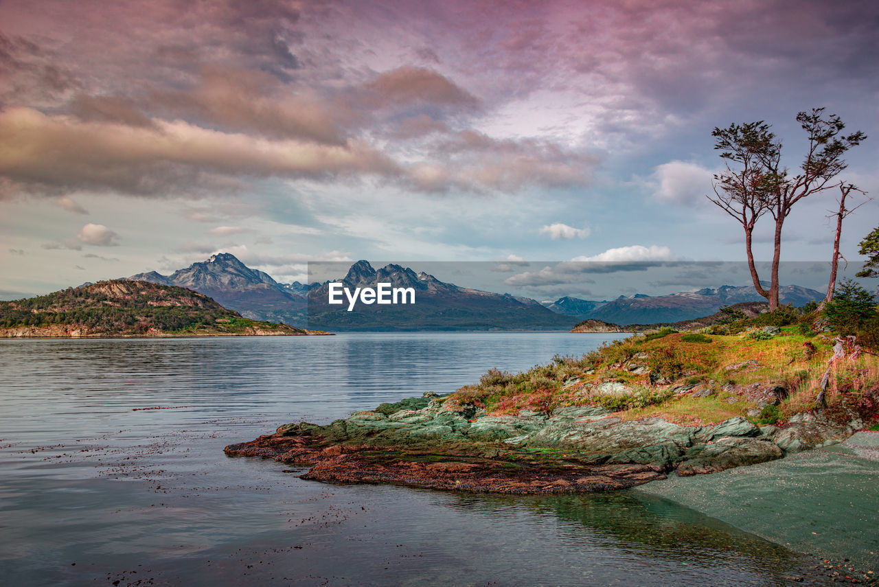 SCENIC VIEW OF SEA AGAINST MOUNTAINS