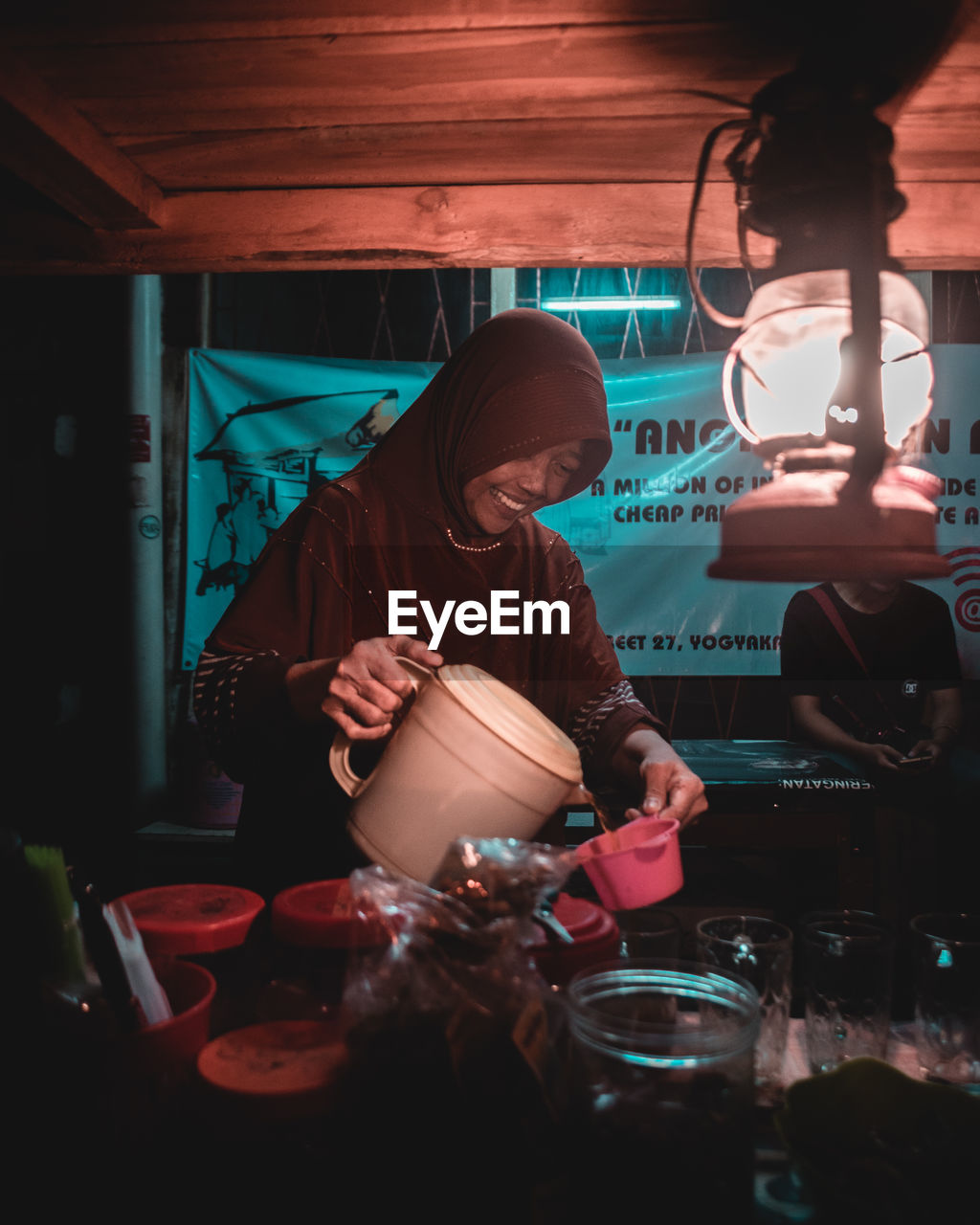 MIDSECTION OF WOMAN WORKING WITH FOOD