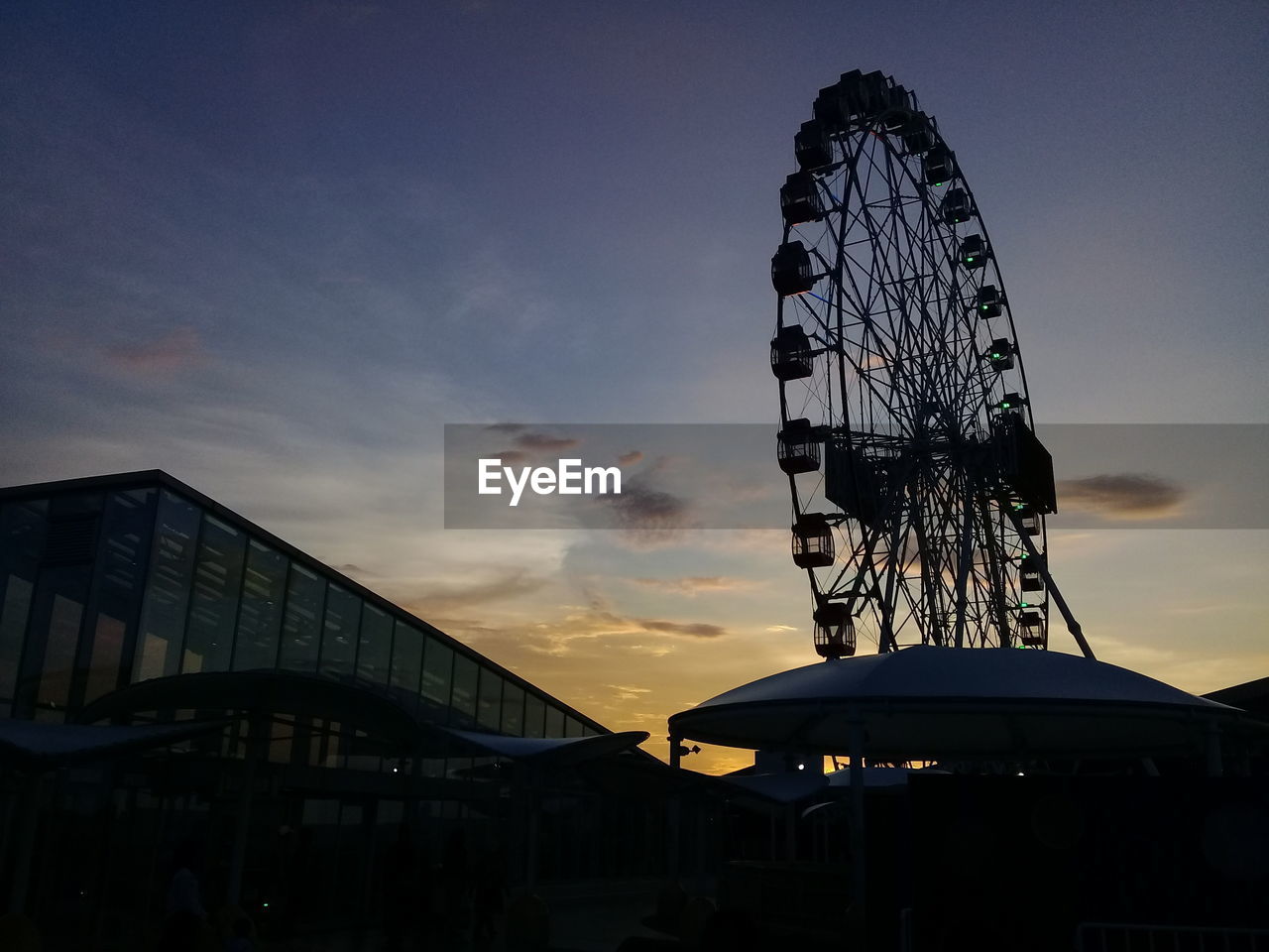 LOW ANGLE VIEW OF SILHOUETTE FERRIS WHEEL AGAINST SKY AT SUNSET