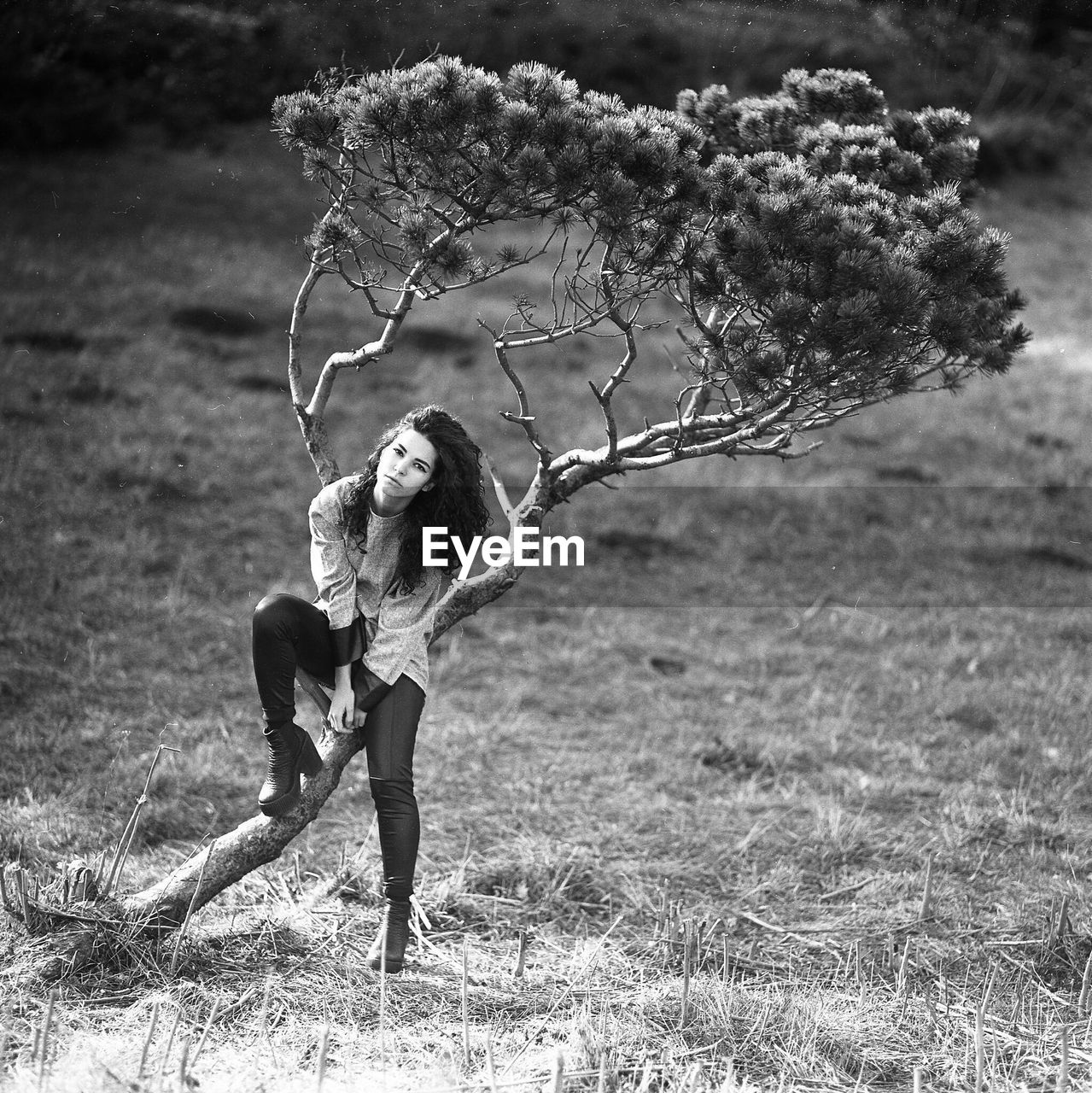 FULL LENGTH OF WOMAN STANDING ON FIELD AGAINST BRIGHT SUN