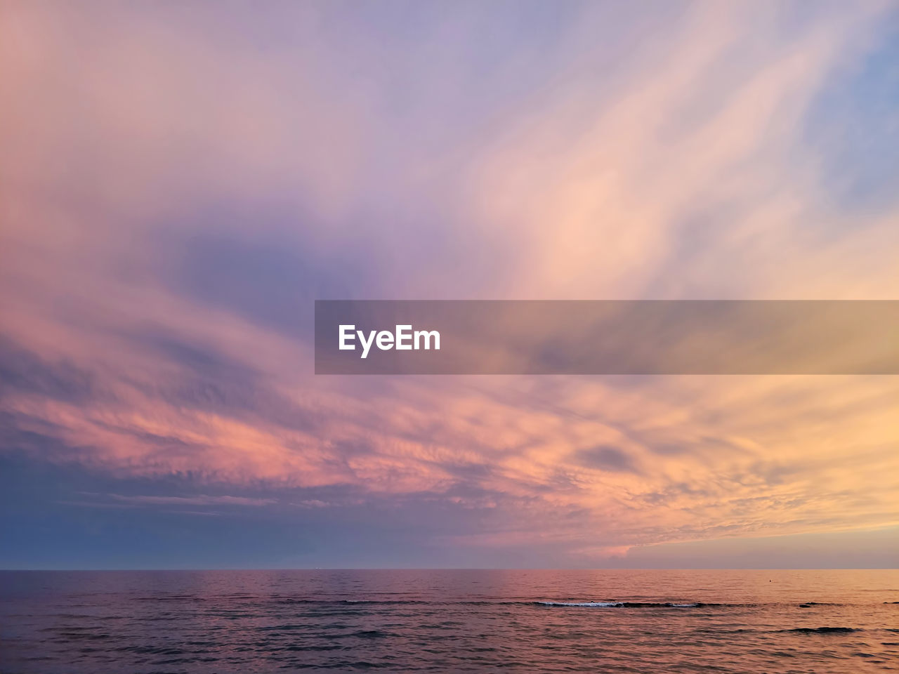 SCENIC VIEW OF SEA AGAINST SUNSET SKY