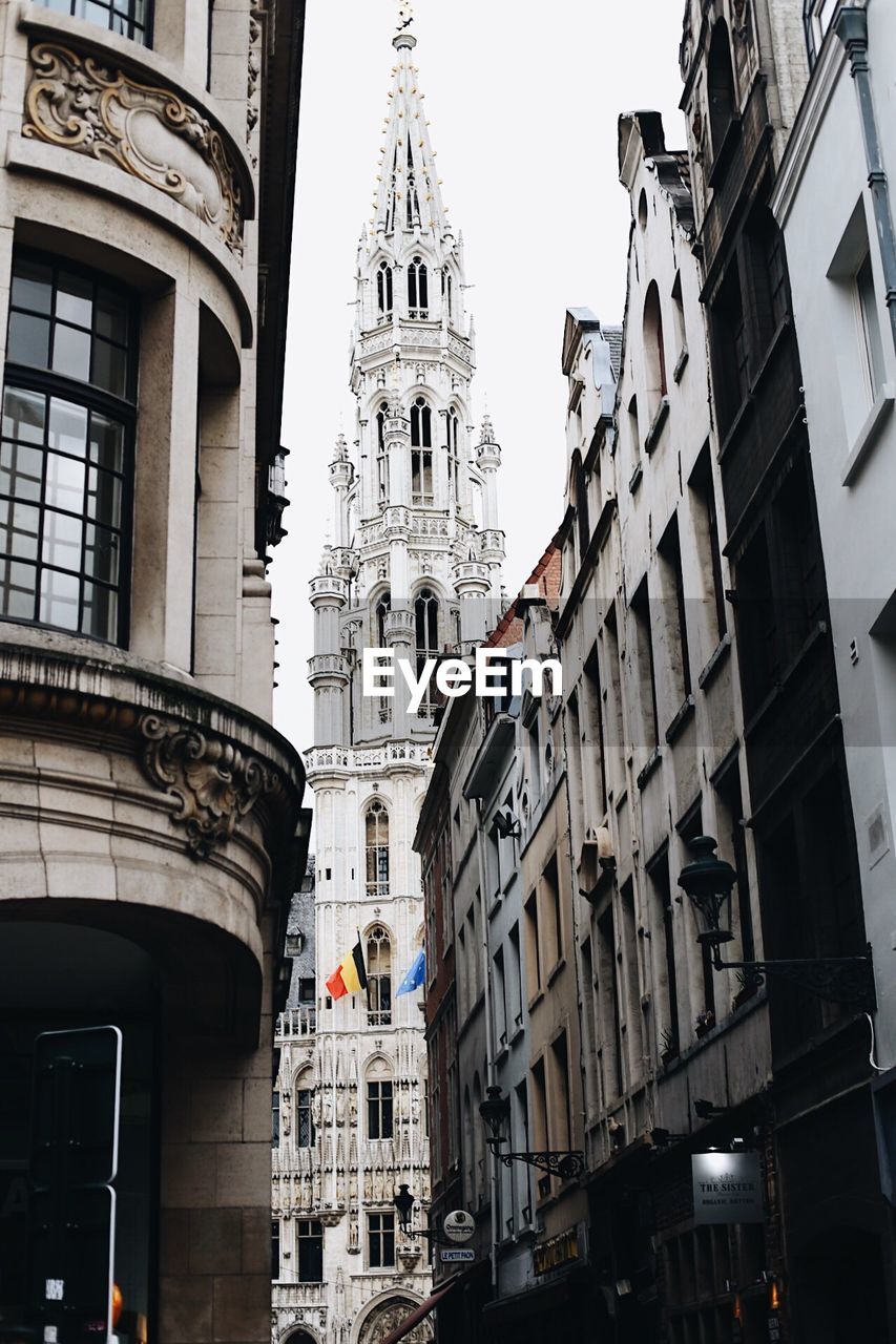 LOW ANGLE VIEW OF BUILDINGS IN CITY