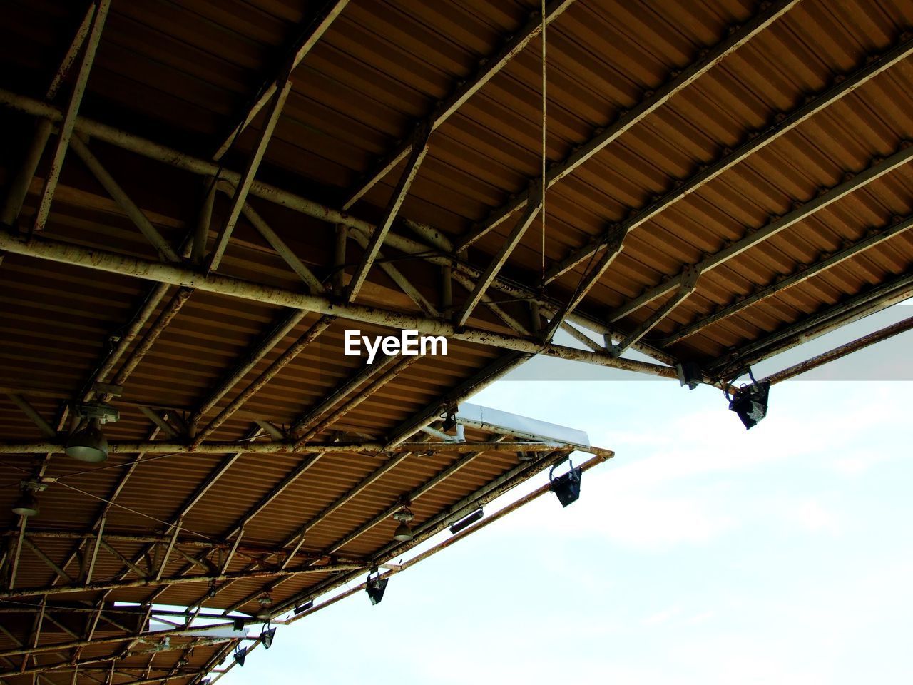 LOW ANGLE VIEW OF ROOF AGAINST SKY