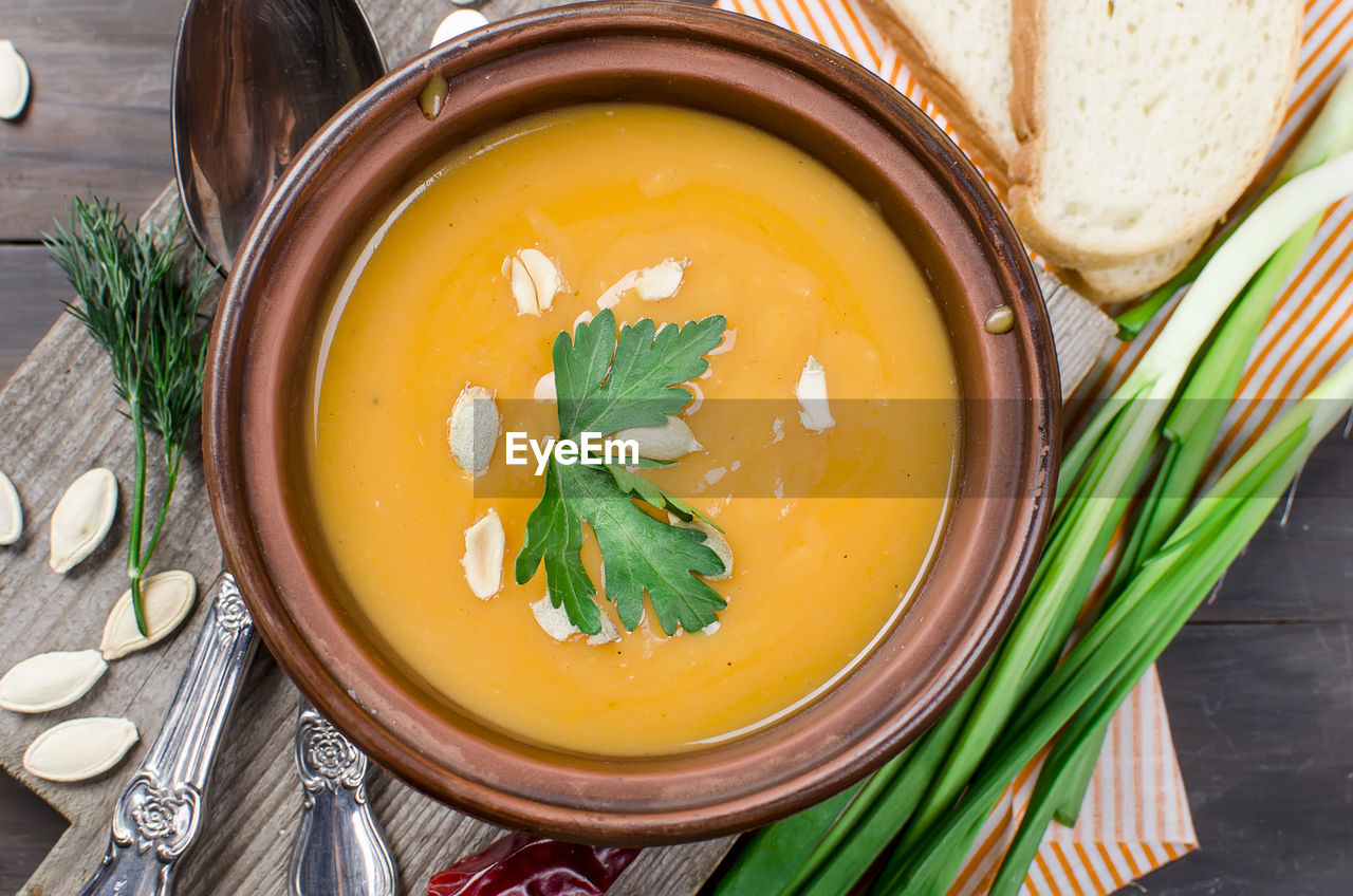 HIGH ANGLE VIEW OF SOUP IN CONTAINER