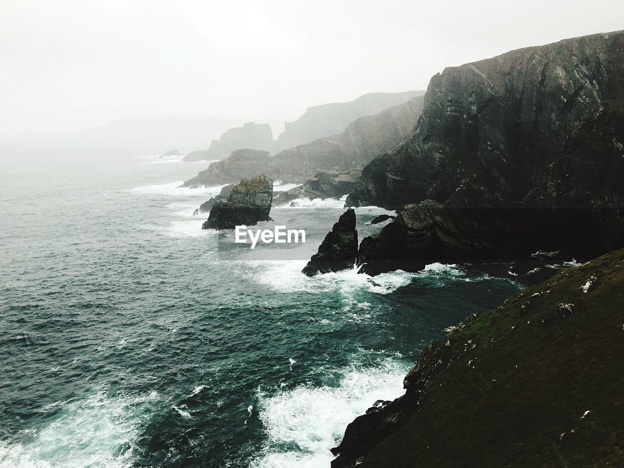 SCENIC VIEW OF SEA AND ROCK FORMATION AGAINST SKY