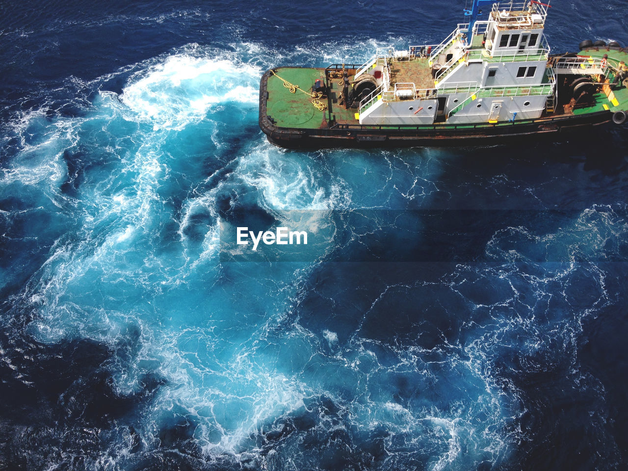 HIGH ANGLE VIEW OF BOAT SAILING ON SEA