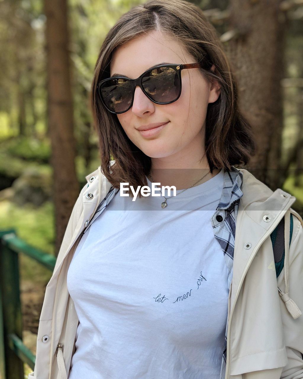 PORTRAIT OF WOMAN WEARING SUNGLASSES