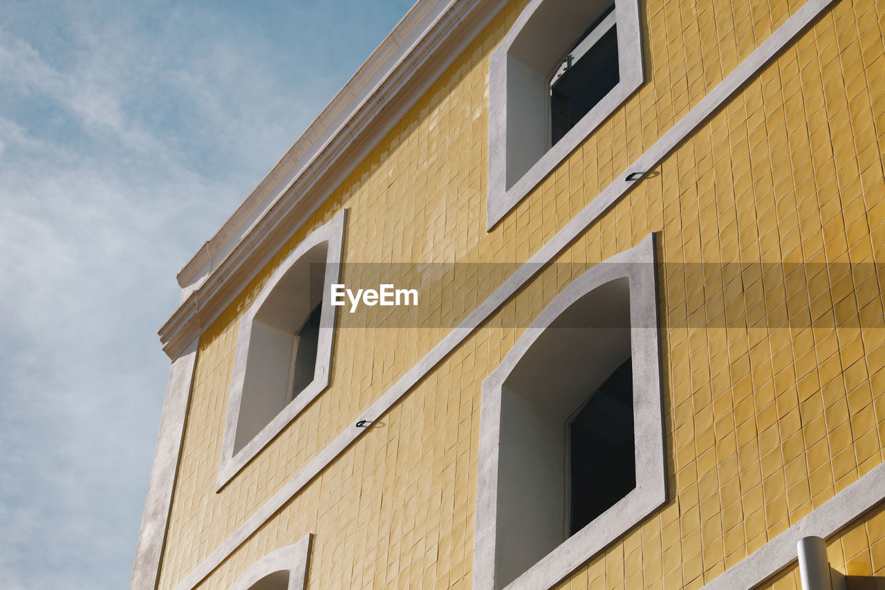 LOW ANGLE VIEW OF BUILDINGS AGAINST SKY