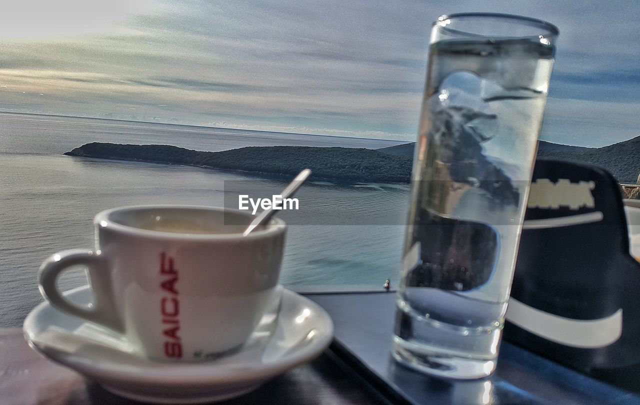 CLOSE-UP OF DRINK IN GLASS ON TABLE