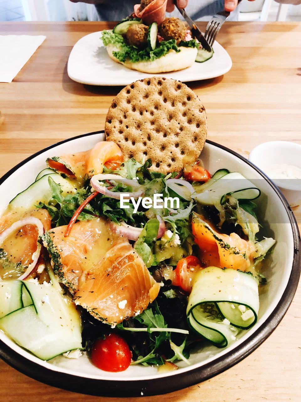 HIGH ANGLE VIEW OF SALAD IN PLATE