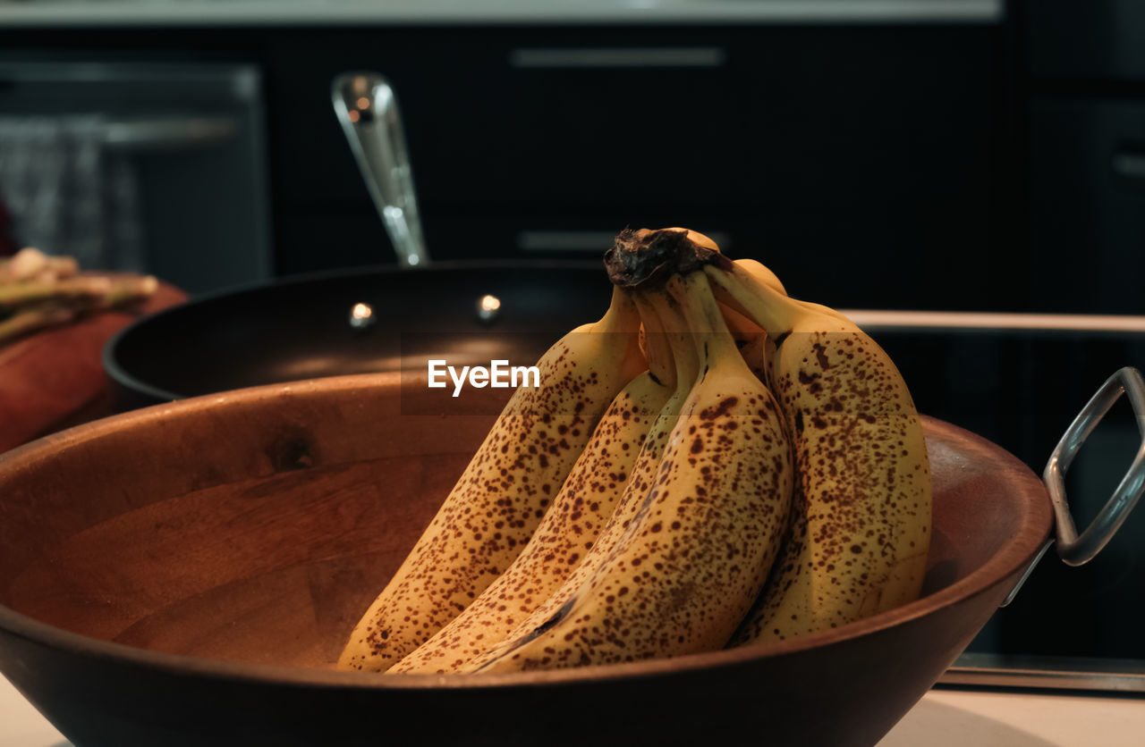 Close-up of bananas in bowl 