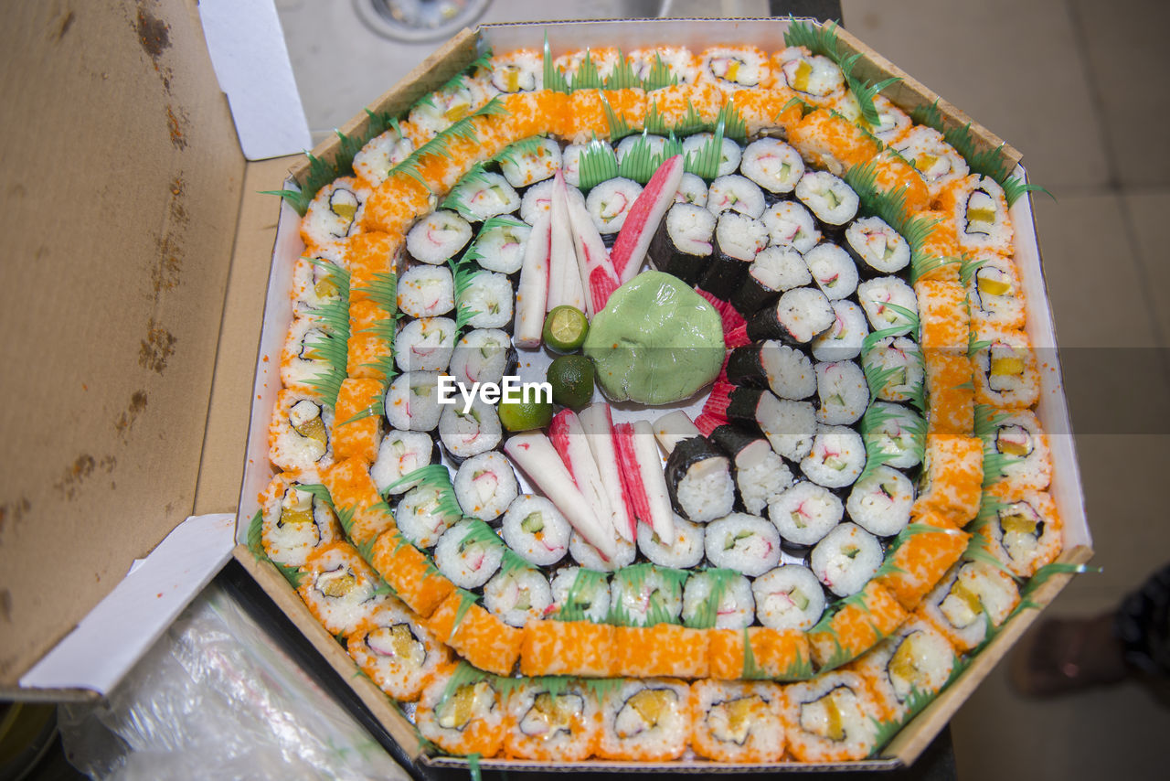 HIGH ANGLE VIEW OF MULTI COLORED CANDIES IN TRAY