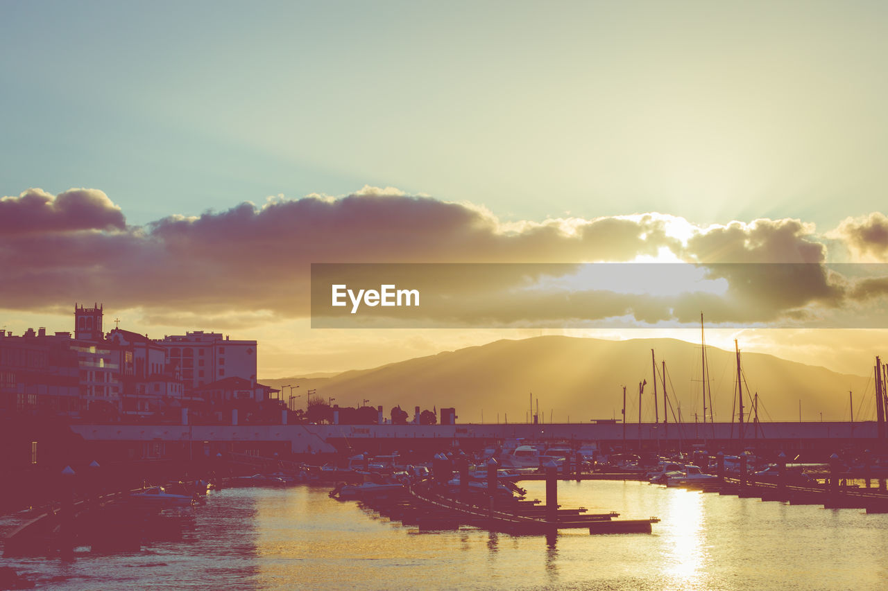 VIEW OF BUILDINGS IN CITY AT SUNSET