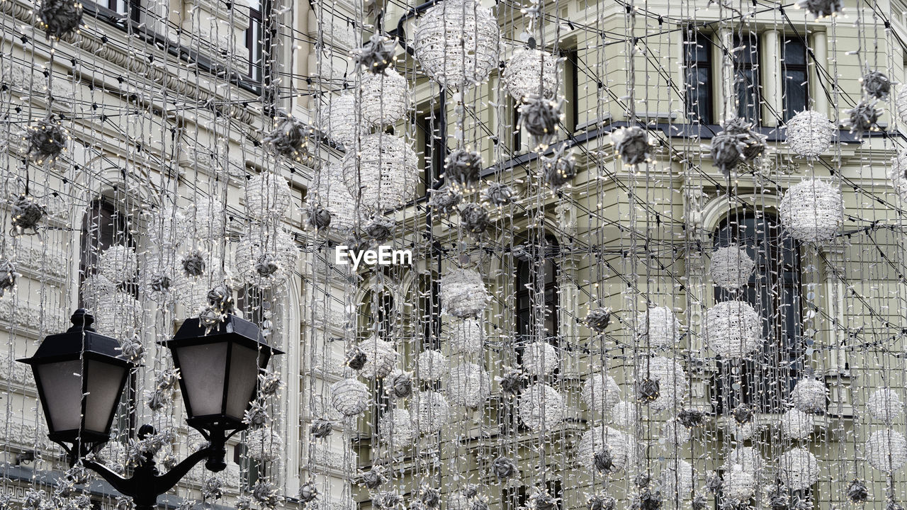 LOW ANGLE VIEW OF STREET LIGHT AGAINST BUILDINGS