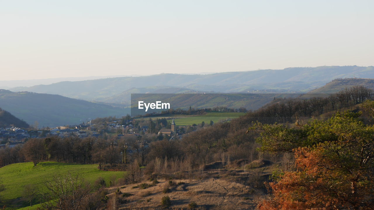 SCENIC VIEW OF FIELD AGAINST MOUNTAINS