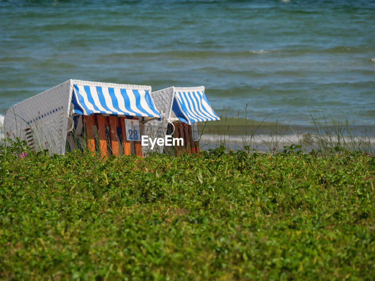 HOODED BEACH CHAIRS BY SEA