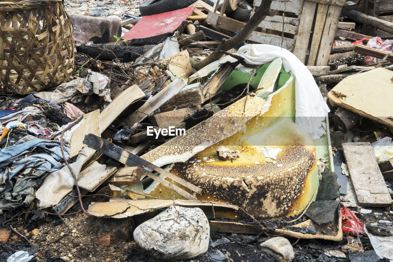 HIGH ANGLE VIEW OF ABANDONED GARBAGE IN MARKET