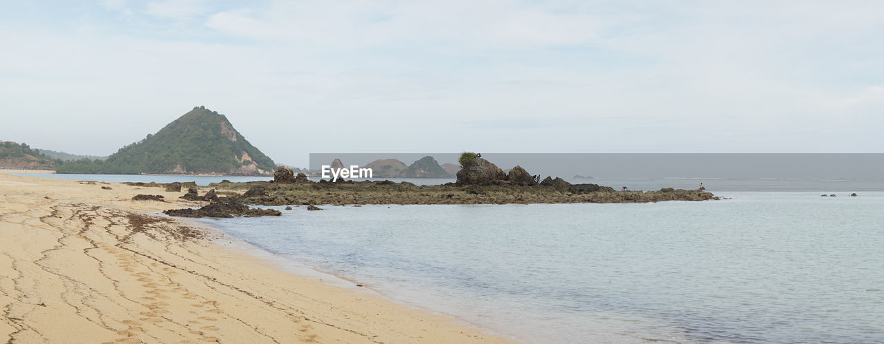 PANORAMIC VIEW OF BEACH AGAINST SKY