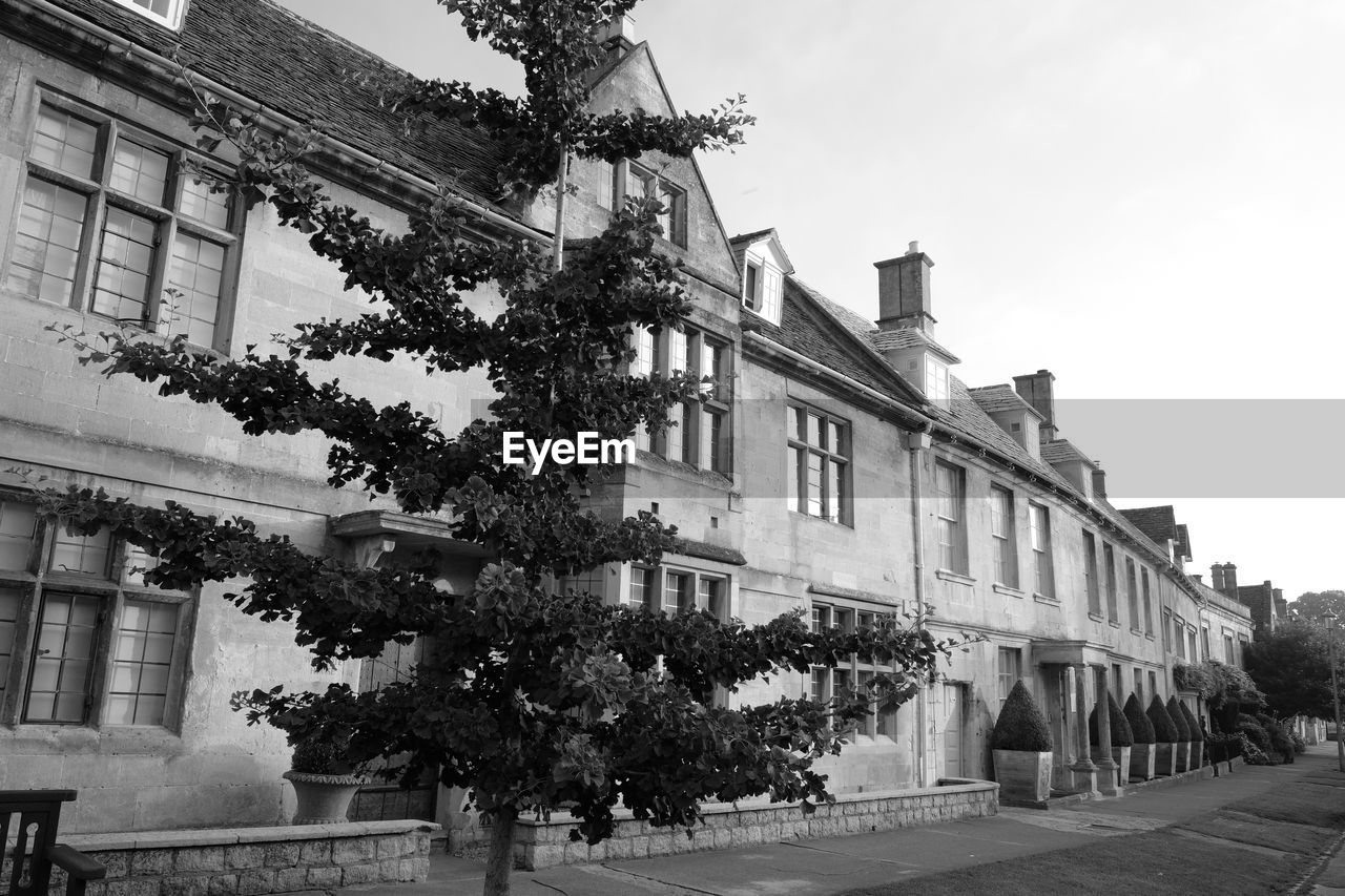 LOW ANGLE VIEW OF HISTORIC BUILDING AGAINST SKY