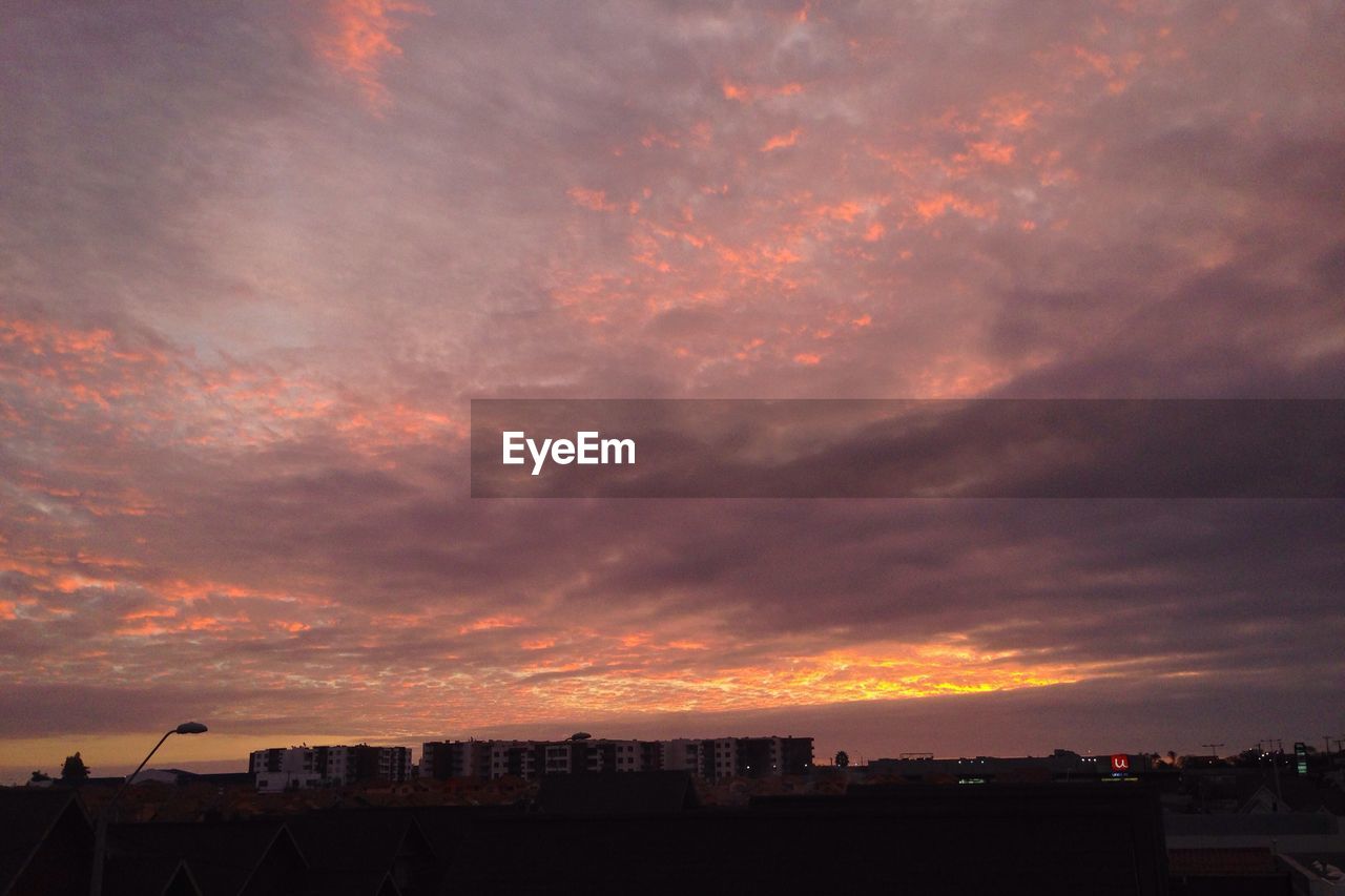 SCENIC VIEW OF DRAMATIC SKY OVER LANDSCAPE