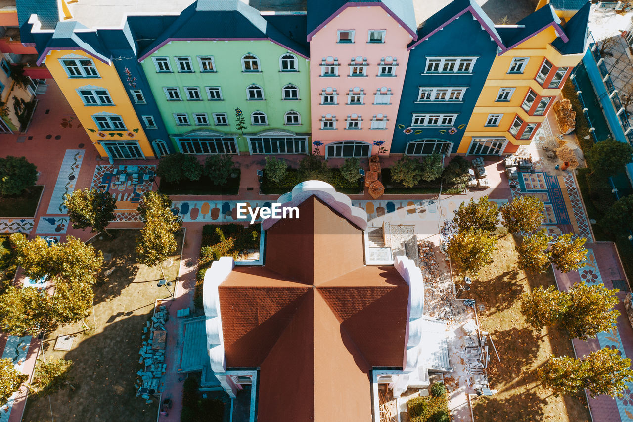 HIGH ANGLE VIEW OF BUILDINGS AND TREES